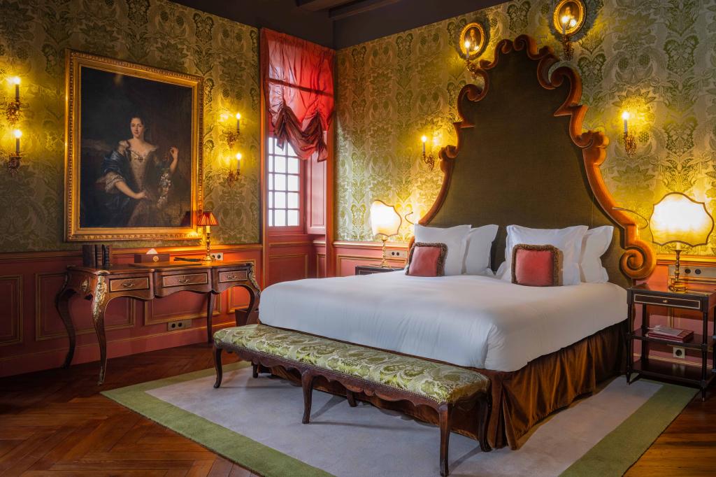 Sleeping in a castle: a royal experience in the heart of the Loire Valley.