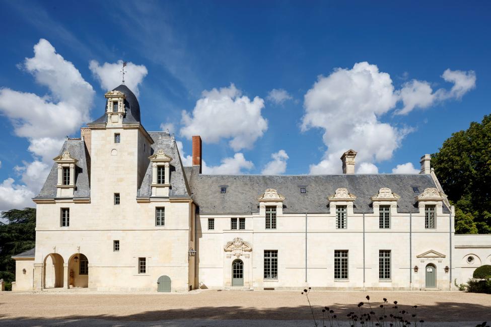 Sleeping in a castle: a royal experience in the heart of the Loire Valley.